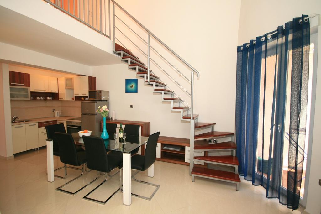 Ruzmarinka 4* Apartment Baska  Ngoại thất bức ảnh
